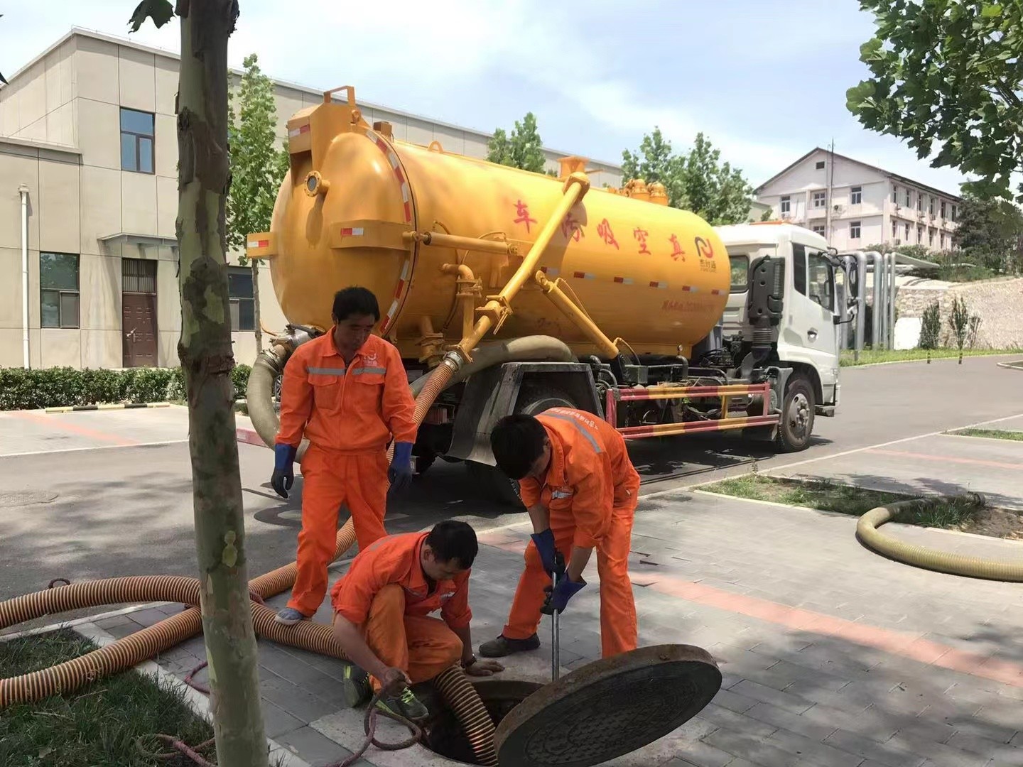 句容管道疏通车停在窨井附近