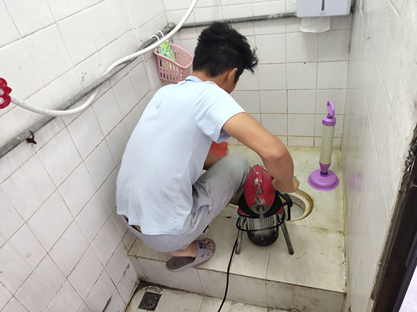 句容管道堵塞冒臭气 专业师傅现场解决问题