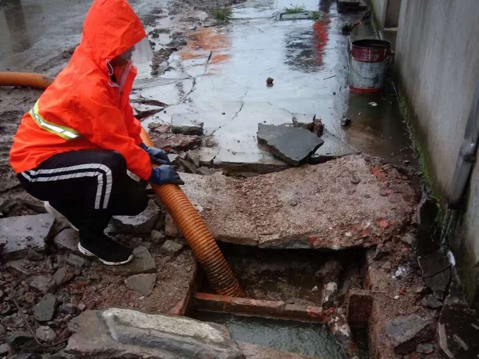 句容专业清理污水池 炜誉市政以规范流程守护城市 “肠道”