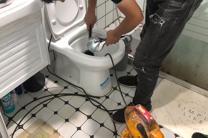 句容马桶堵塞自己疏通还是找师傅？专业上门服务让你省时更省心